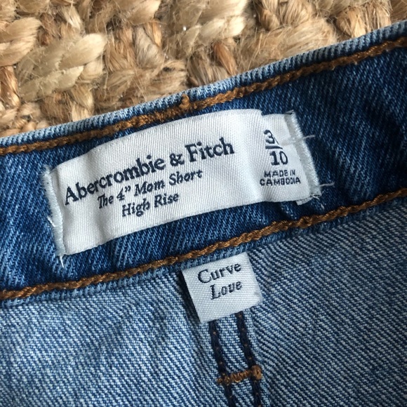 New: Abercrombie and Fitch Curve Love The 4” Mom Short. Size 30 - Picture 3 of 10